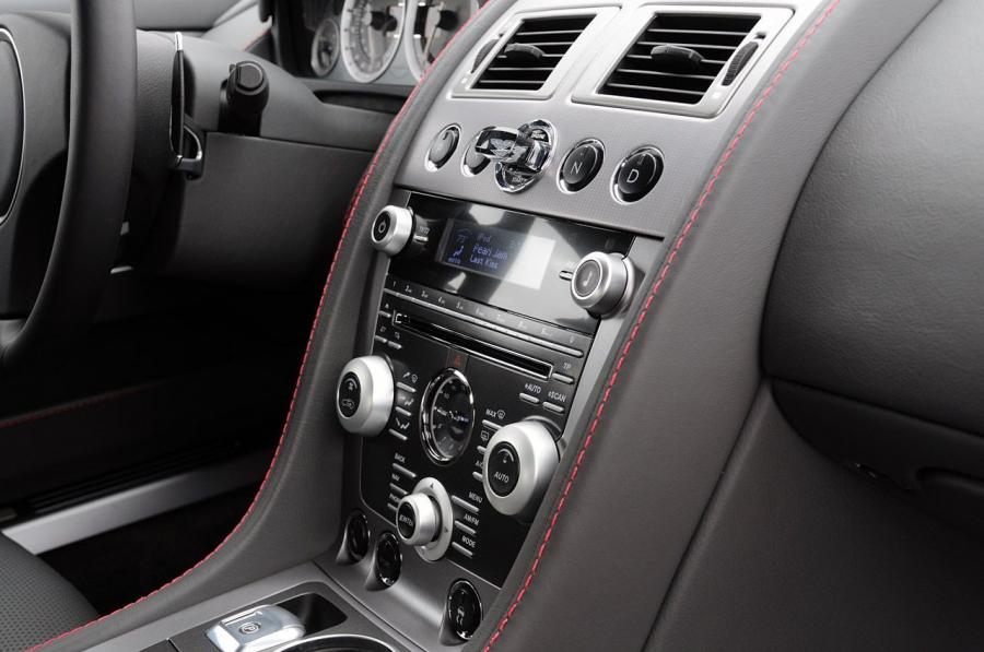 Детали интерьера Aston Martin Rapide 2010 года  (NA) (фото 34 из 57)